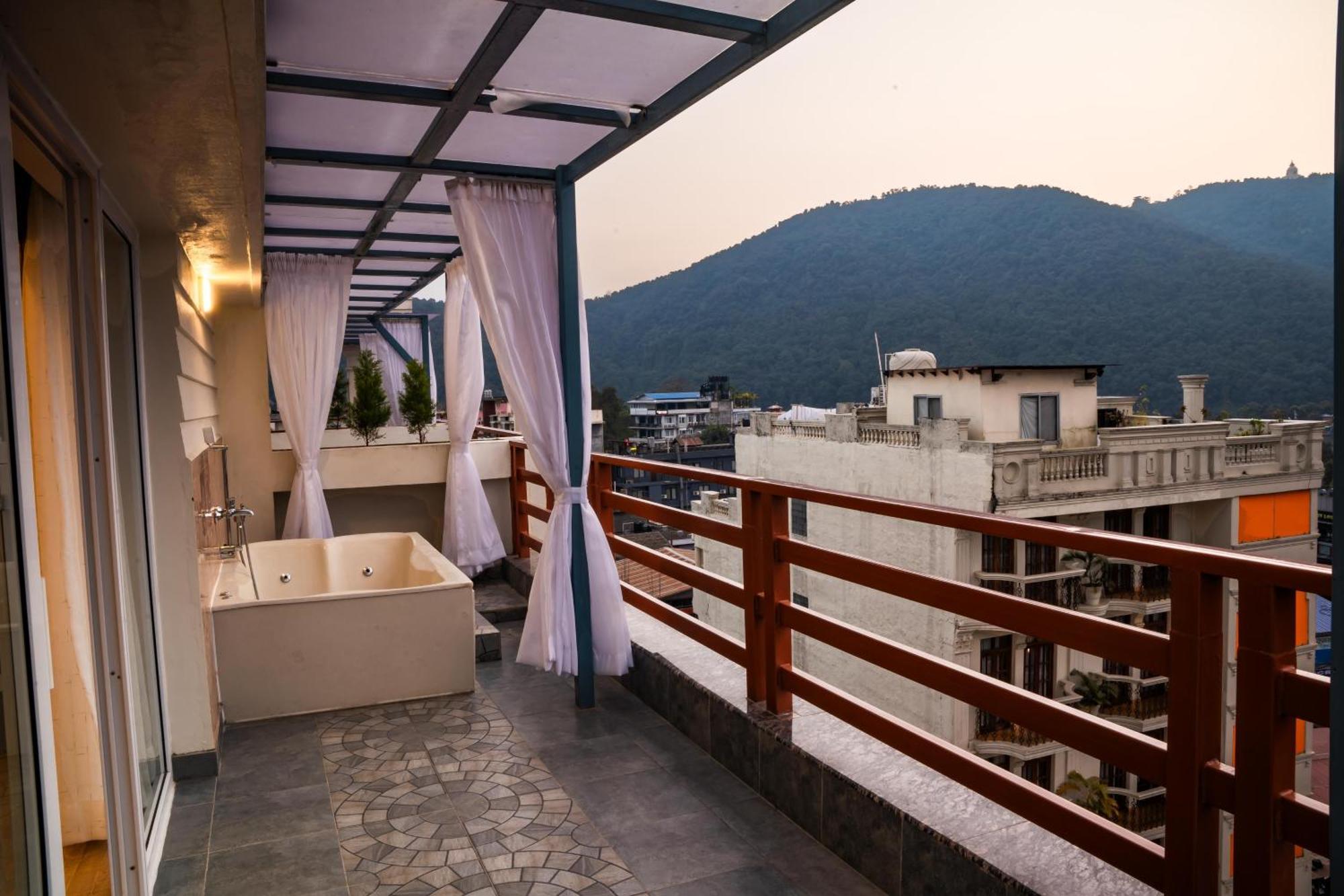 Pokhara Alpine And Springs Hotel Exterior foto